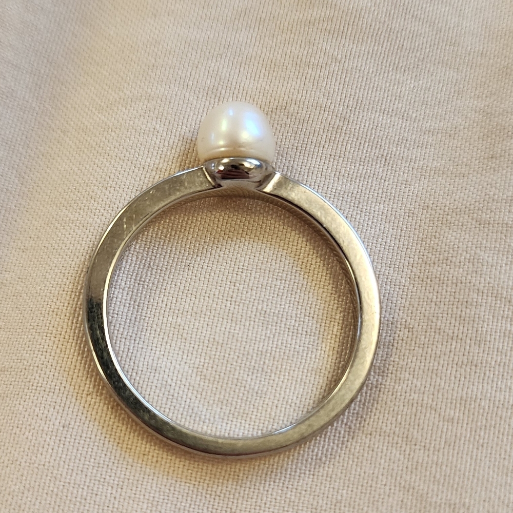 Sleek Silver Ring with a Single Pearl